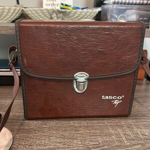 Brown Leather Messenger Bag with Classic Design and Silver Clasp